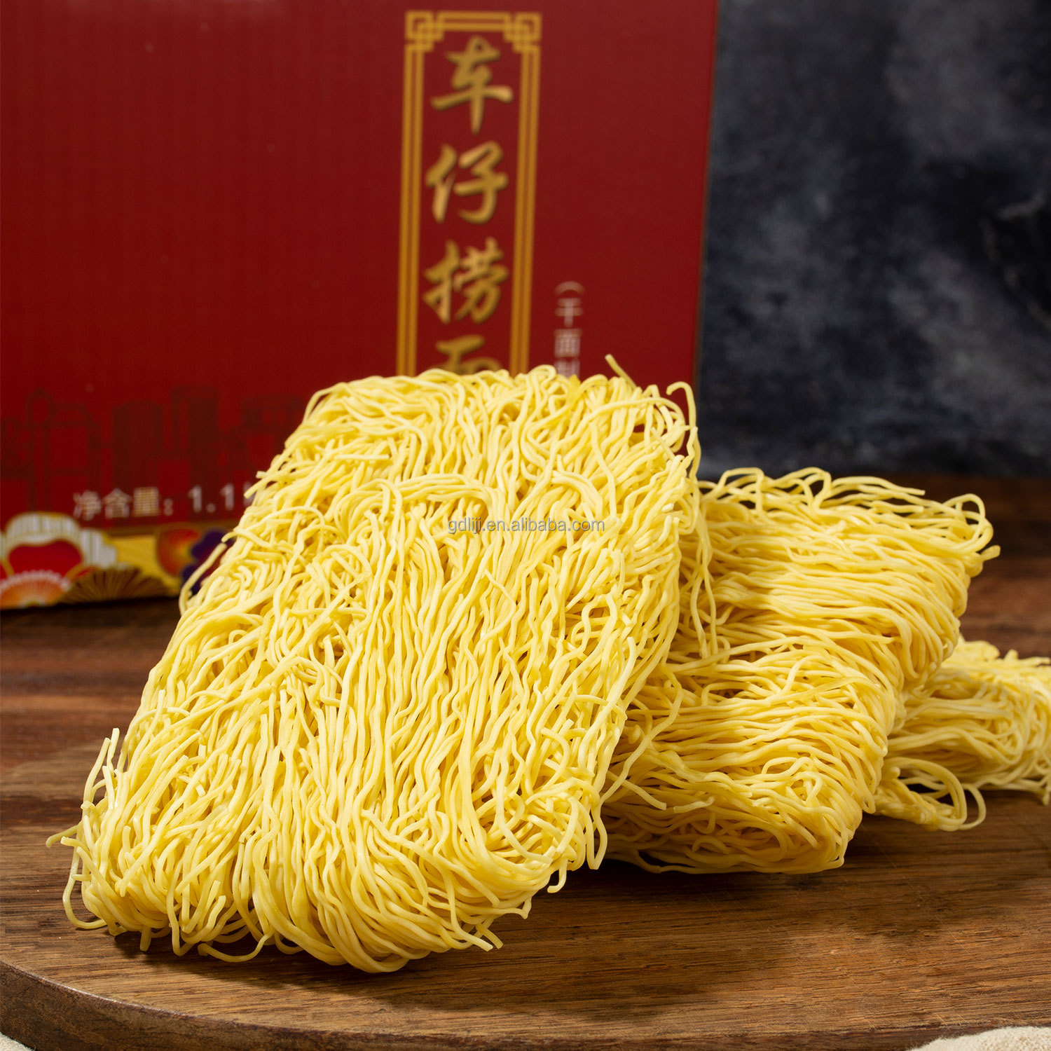 salada oriental de macarrão ramen
