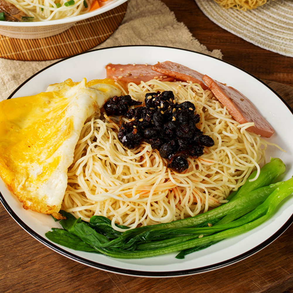Sopa de macarrão com frango com macarrão de ovo